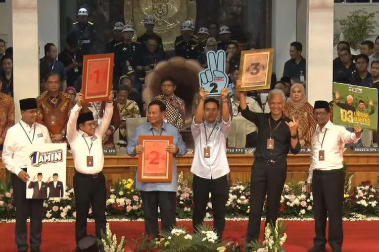 Tiga-calon-presiden-dan-wakil-presiden-berfoto-bersama-plakat-nomor-urut-Pemilihan-Presiden-2024.jpg
