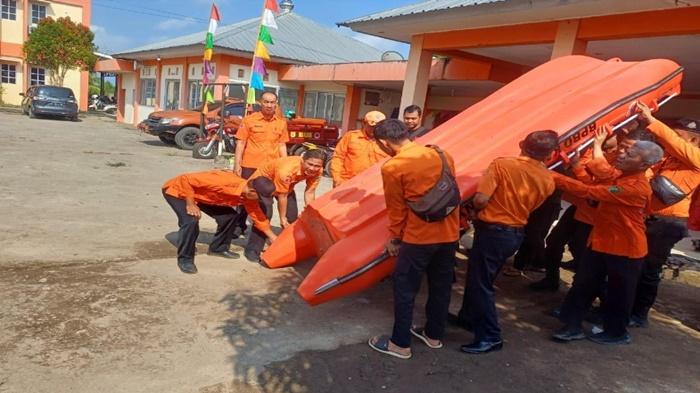Tim-BPBD-Muba-ketika-mempersiapkan-perahu-karet-dan-personel.jpg
