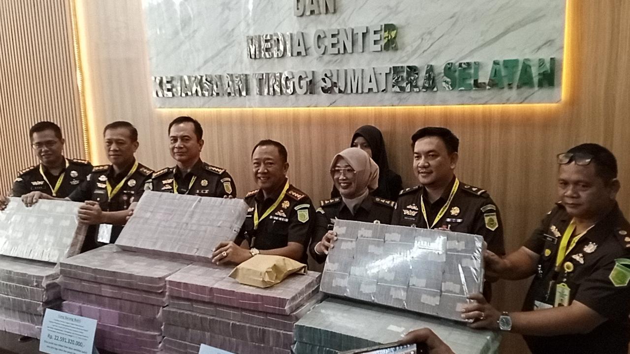 Kejati Sumsel Pamerkan Tumpukan Uang Rp 22 Miliar, Barang Bukti Dugaan Korupsi LRT Sumsel