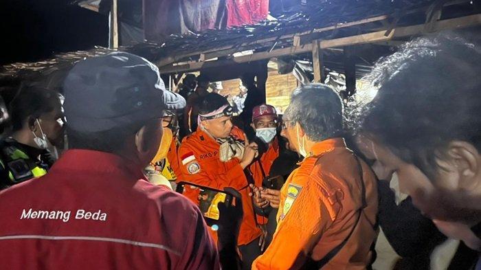 Tim-SAR-gunakan-masker-khusus-dalam-operasi-penyelamatan-pendaki-Gunung-Marapi.jpg