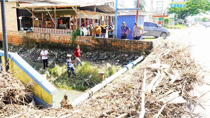 Drainase Buruk Picu Banjir di Bayung Lencir, Ketua DPRD Muba Tinjau dan Desak Perbaikan