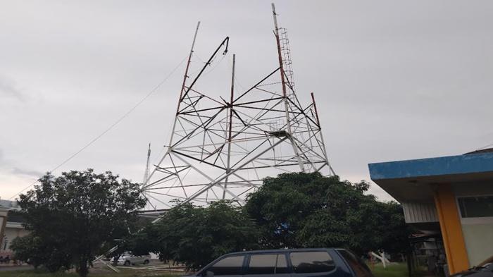 Tower-TVRI-Sumsel-lokasi-seorang-pekerja-terjatuh-saat-bongkar-tower-Jumat-572024.jpg
