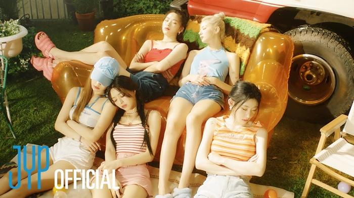 Translate-lirik-lagu-None-of-My-Business-ITZY.jpg