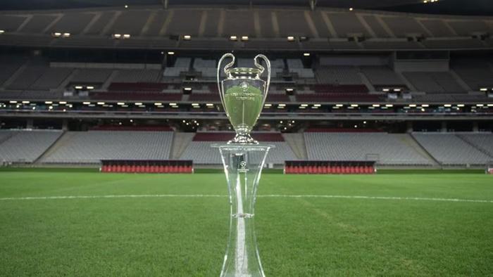 Trofi-Liga-Champions-tengah-dipamerkan-di-Stadion-Olimpiade-Atatürk-Istanbul-Turki.jpg