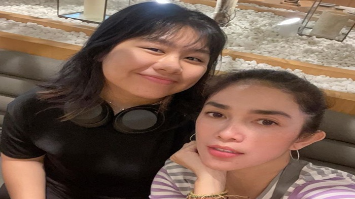 Ussy-Sulistiawaty-dan-anak-pertamanya-Nur-Amalia-Putri.jpg
