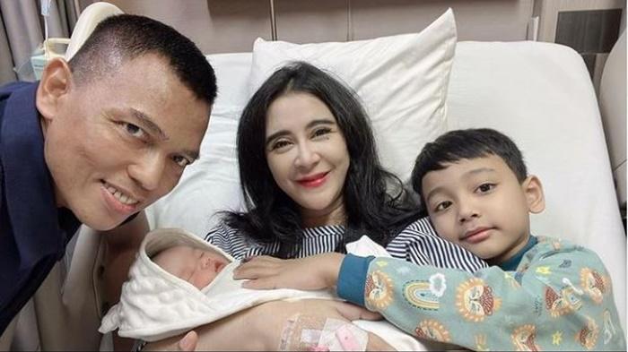 Uut-Permatasari-lahirkan-anak-keduanya-saat-sudah-berkepala-empat-dan-tepat-Hari-Bhayangkara.jpg