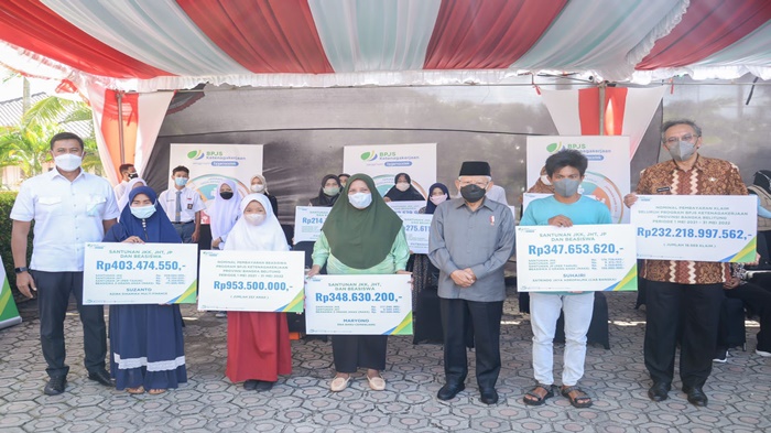 Wakil-Presiden-Maruf-Amin-kembali-menyerahkan-manfaat-Program-BPJS-Ketenagakerjaan.jpg