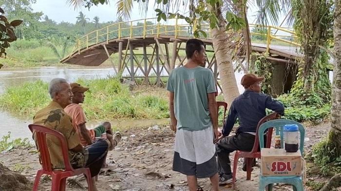Warga-Berjaga-di-Jembatan-Putus.jpg