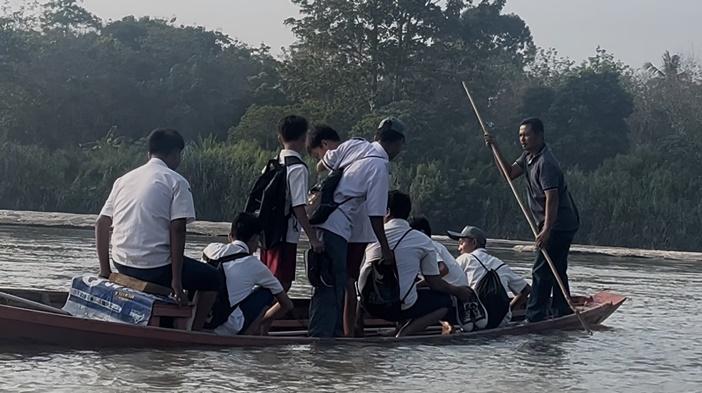 Puluhan Tahun Pakai Perahu Seberangi Sungai Komering, 'Bapak Presiden Prabowo, Kami Minta Jembatan' - Sripoku.com