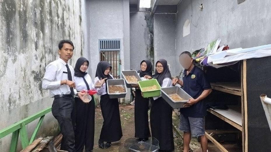 Panen Perdana Maggot, Lapas Empat Lawang Bekali Warga Binaan Keterampilan Produktif