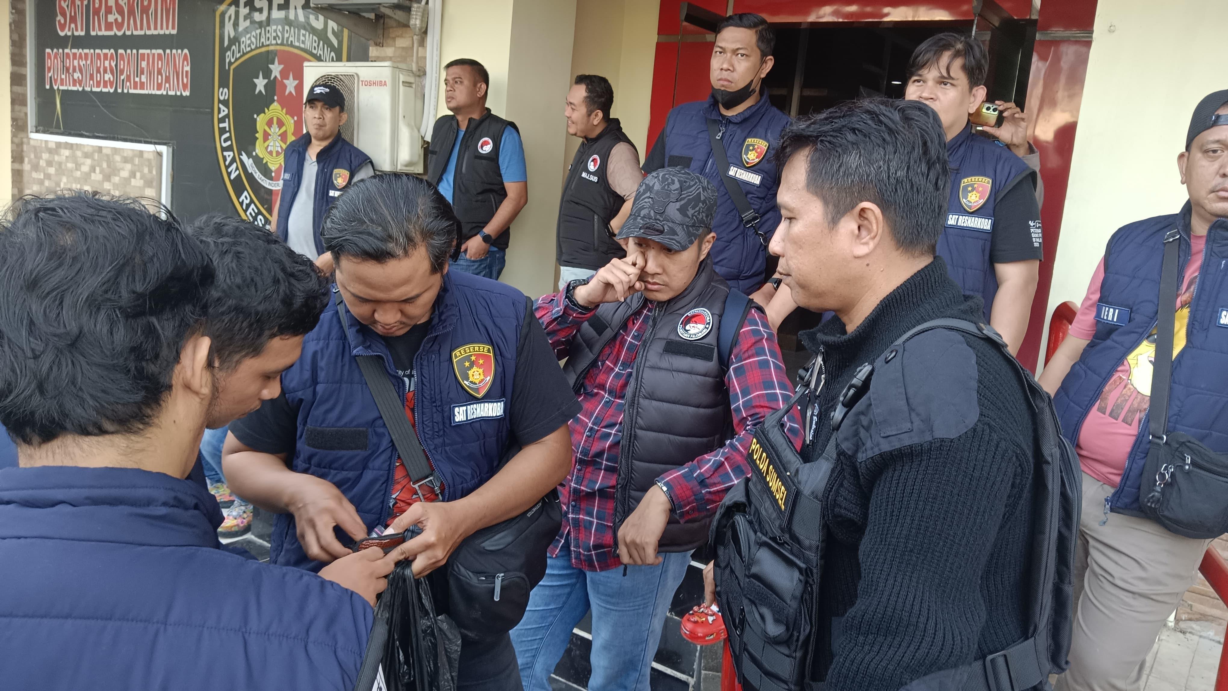 Warga-yang-diamankan-saat-penggerebekan-di-Tangga-Buntung-dibawa-ke-Polrestabes-Palembang.jpg