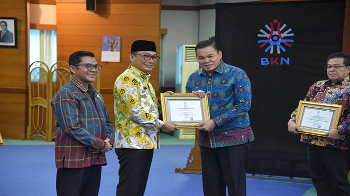 Yanupan-Yani-penghargaan-BKN.jpg