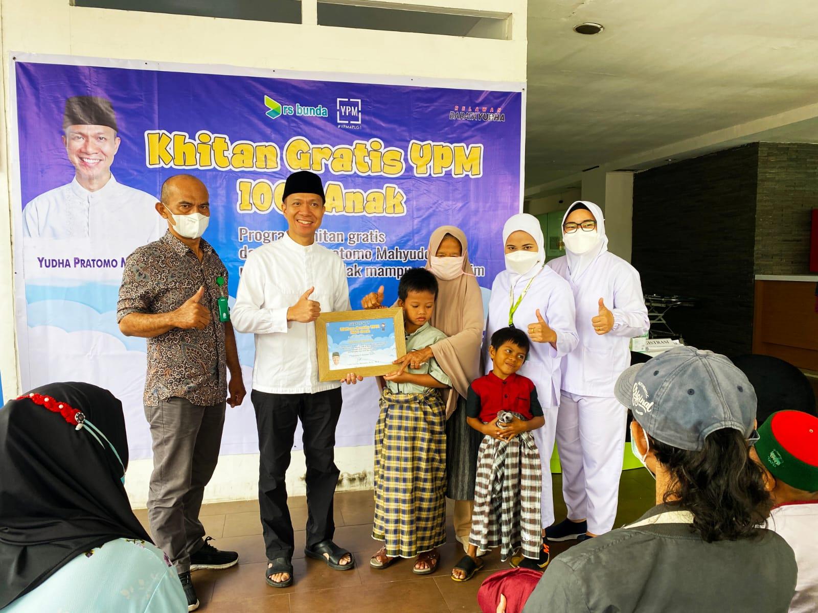 Yudha-Pratomo-Mahyuddin-bersama-2-bocah-yang-dapat-program-sunat-gratis.jpg