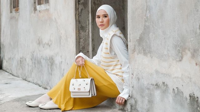 Zaskia-Adya-Mecca-baju-kuning.jpg