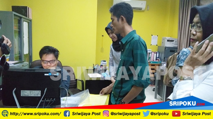 advokasi-tim-paslongub-sumsel-4-menyerahkan-permohonan-sengketa-ke-kantor-bawaslu-sumsel_20180711_104858.jpg