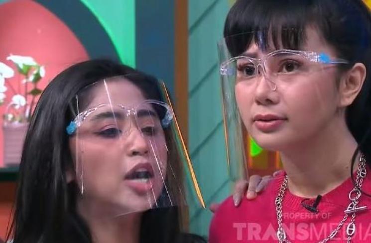 ajak-dewi-perssik-damai-denise-cadel-mendadak-akhiri-masalahnya-dengan-dp-terlalu-kotor-mulutnya.jpg