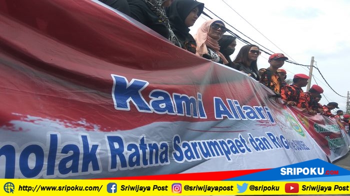 Puluhan Massa di Palembang Tolak Kedatangan Ratna Sarumpaet dan Rocky