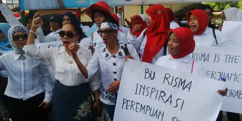 aksi-pendukung-risma-di-surabaya-selasa-982016_20160809_115643.jpg