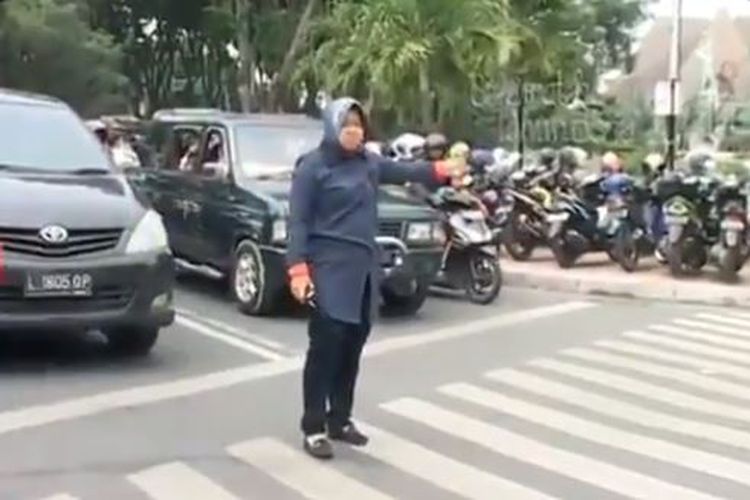aksi-wali-kota-surabaya-tri-rismaharini.jpg