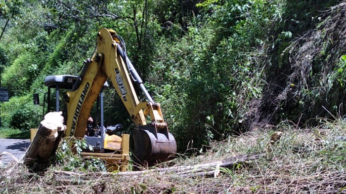 alat-berat-bersihkan-material-longsor-di-pagaralam.jpg