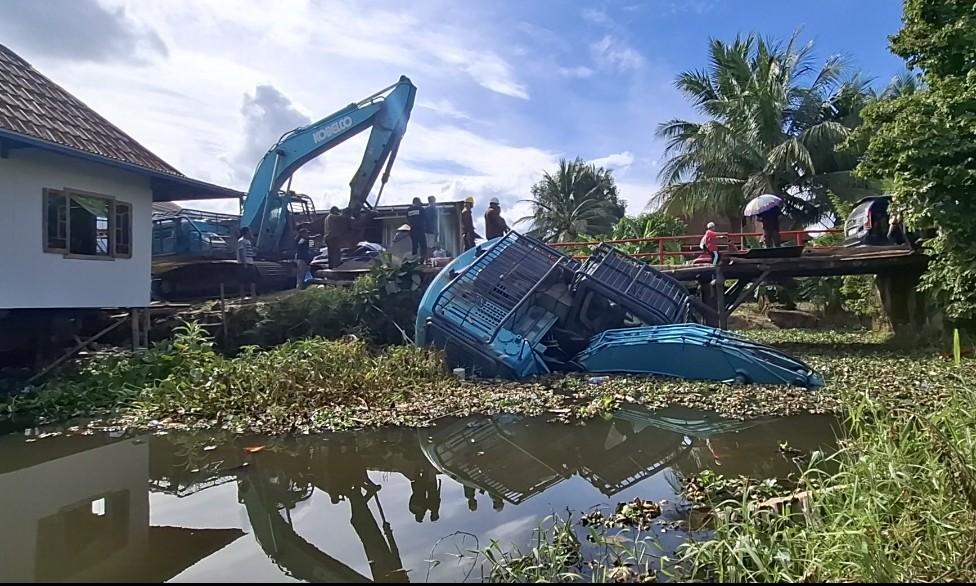 4 Hari Terjebak, Excavator Ini Tercebur ke Sungai Pemulutan yang Dikenal Lokasi Habitatnya Buaya