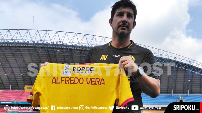 alfredo-vera-pelatih-baru-sriwijaya-fc_20181021_110032.jpg
