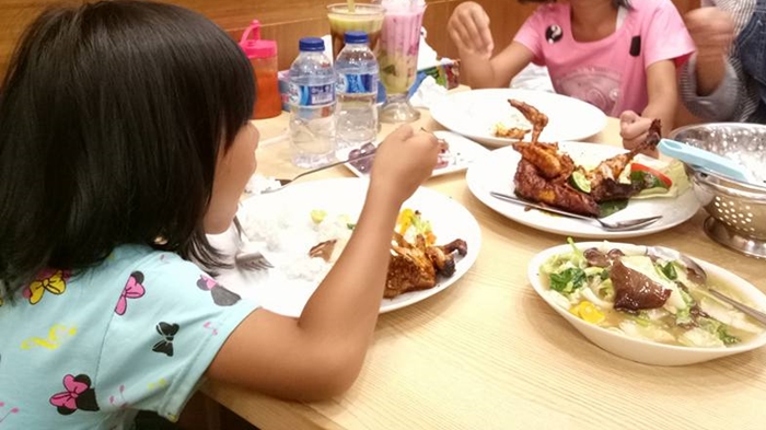 Begini Cara Paling Jitu Agar Anak Mau Makan Sayur Tanpa Perlu Dipaksa