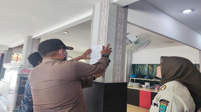 anggota-Satpol-PP-OKI-memasang-Perda-disalah-satu-tempat-usaha-Sabtu-1832023.jpg