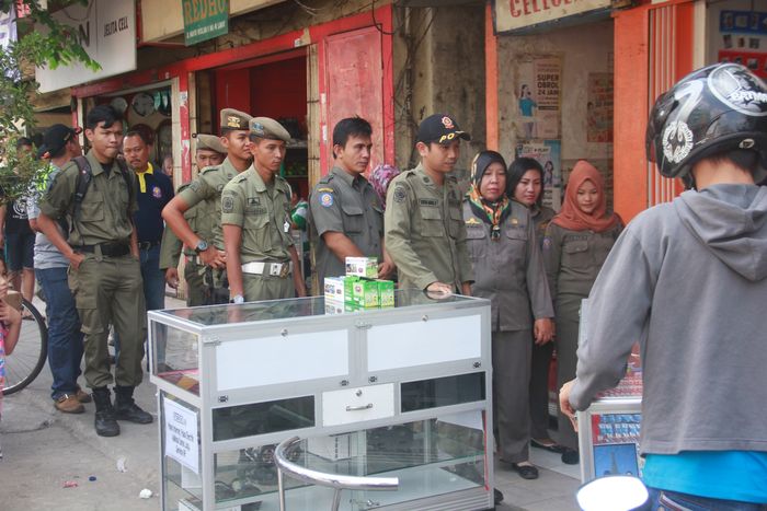 anggota-sat-pol-pp-menyisir-pasar-lematang-lahat_20160105_172437.jpg