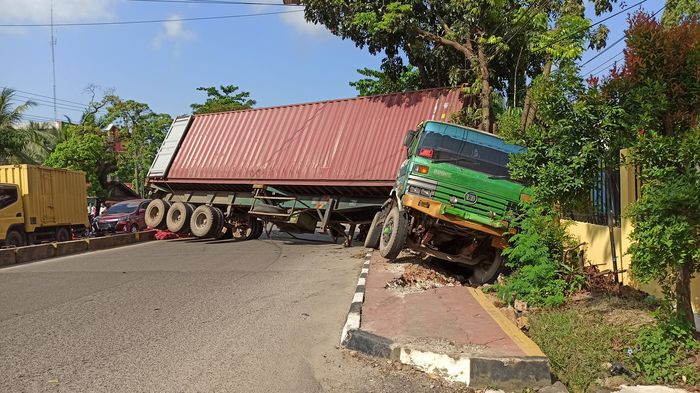 angkut-kelapa-truk-terbalik.jpg