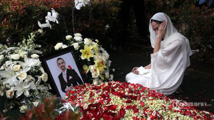 artis-bunga-citra-lestari-berdoa-di-depan-makam-suaminya.jpg