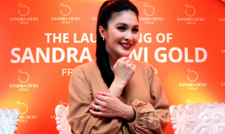 artis-sandra-dewi-saat-meluncurkan-lini-perhiasannya.jpg