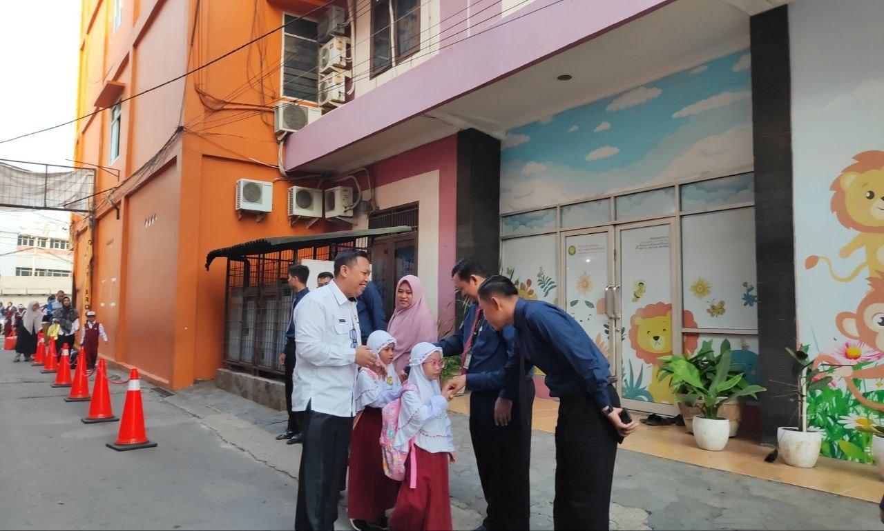 Gerakan Ayah Antar Anak Hari Pertama Sekolah, Kepala BKKBN Sumsel Turun Langsung Berikan Contoh - Sripoku.com
