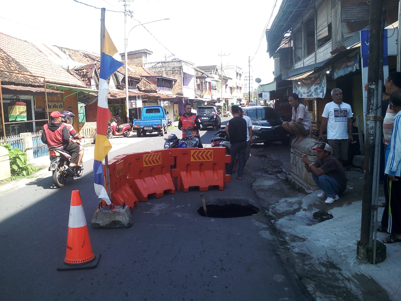badan-jalan-ambles-melingkar-di-tepatnya-diperbatasan-pasar-ulu.jpg
