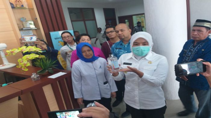 Imbau Warga tak Bikin Sendiri, Pemkot Palembang Bersama BPOM Bagikan 300 Botol Hand Sanitizer