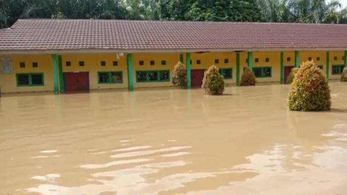 banjir-rendam-sekolah.jpg