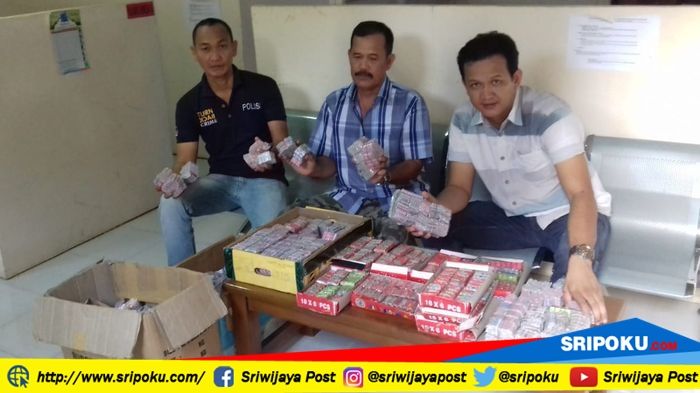 belasan-ribu-petasan-yang-berhasil-diamankan-jajaran-polsek-peninjauan-oku_20180606_145803.jpg