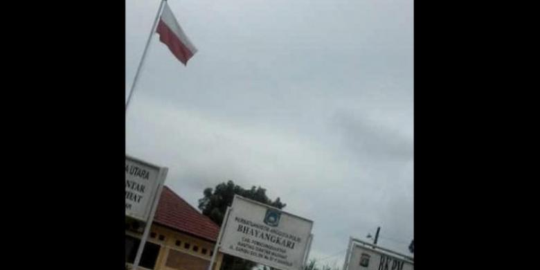 bendera-merah-putih-terbalik_20151116_201827.jpg