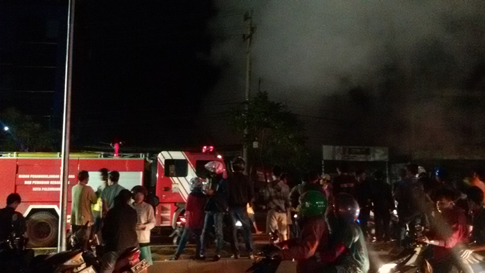 Bengkel Terbakar Sebelah Kantor Partai Demokrat Sukarami, Lima Unit Mobil Damkar Dikerahkan