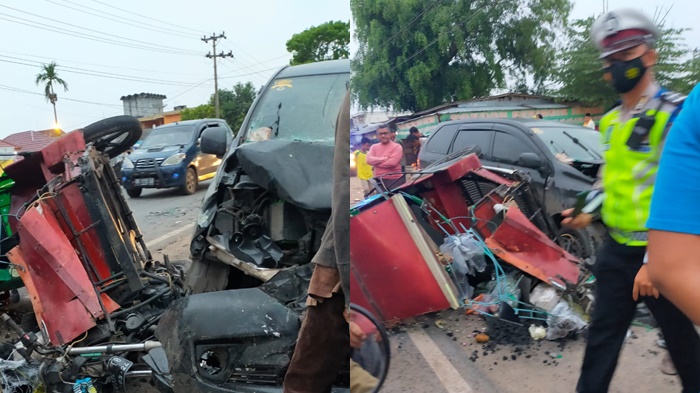 Bawa Penumpang, Bentor Kebut-kebutan Hantam Minibus di Indralaya, 3 Korban Dibawa ke RS