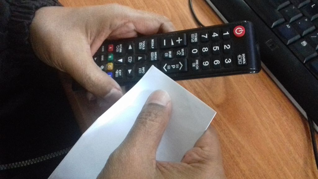 bersihkan-remote-tv_20170519_180639.jpg