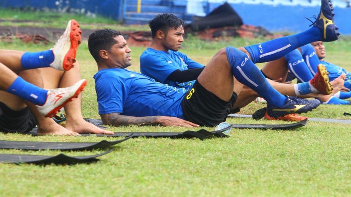 beto-goncalves-latihan-di-stadion-bumi-sriwijaya.jpg