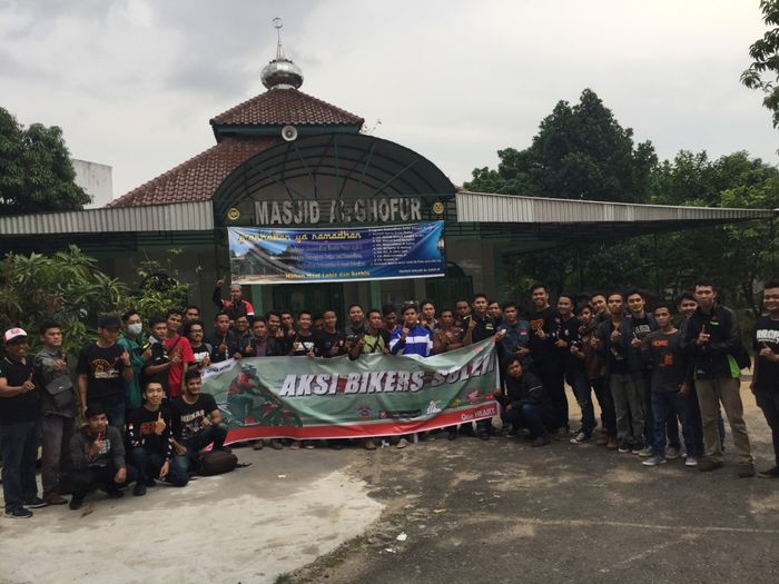 biker-bersihkan-masjid_20170614_160658.jpg