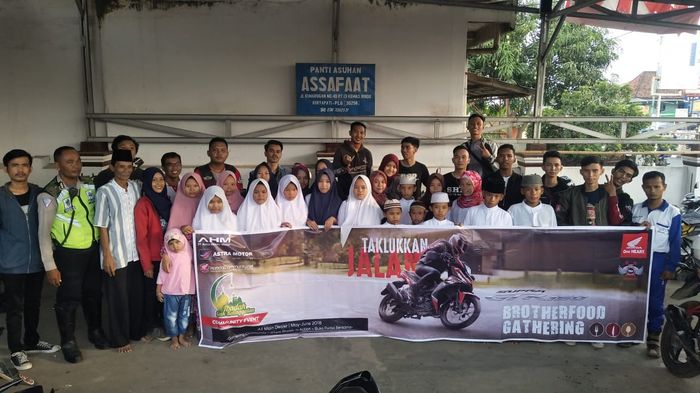 bikers-soleh-ke-yayasan-panti-asuhan-assafaat-di-daerah-kertapati_20180612_102209.jpg