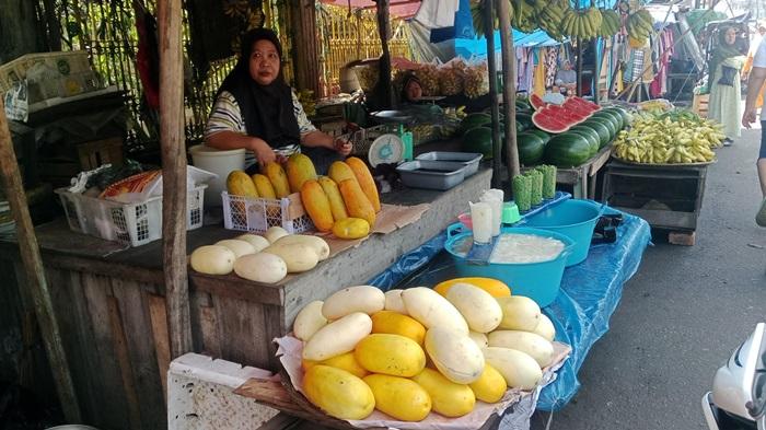 Warga Palembang Serbu Blewah dan Kolang-Kaling di Pasar 7 Ulu, Omzet Pedagang Meningkat