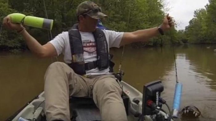 VIDEO: Mau Memancing Ikan Tapi yang Dapat Pria Ini Bikin Jantung Serasa Mau Copot