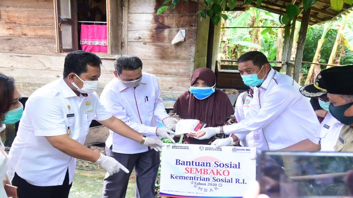 bupati-askolani-mulai-bagikan-bantuan-sosial.jpg