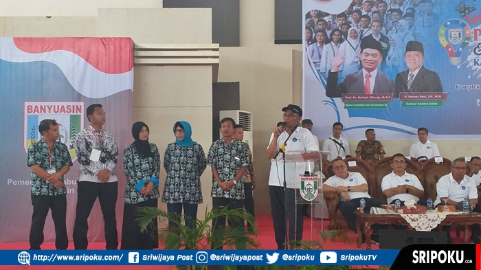 bupati-banyuasin-h-askolani-sh-mh-menerima-bantuan-dari-menteri-pendidikaan-dan-kebudayaan-2.jpg