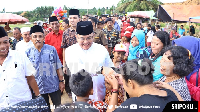 bupati-muba-dodi-reza-alex-noerdin-dan-wakil-bupati-muba-beni-hernedi-mengunjungi-desa-bukit-selabu.jpg