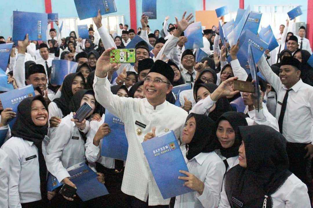 bupati-musirawas-h-hendra-gunawan-selfie-bersama-cpns-yang-menerima-sk.jpg